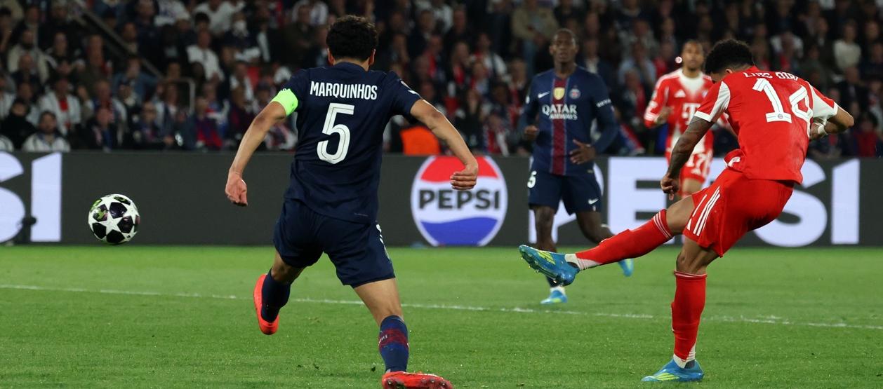 Luis Díaz remata por delante de Marquinhos para anotar el cuarto gol del Bayern.