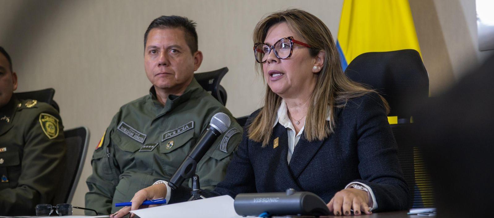 Fiscal Luz Adriana Camargo junto al director de la Policía William Rincón. 