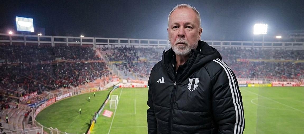 El brasileño Mano Menezes, entrenador de la selección peruana.