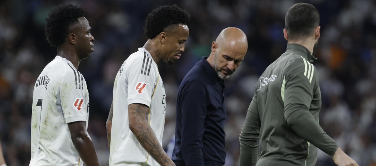 Eder Militao abandona la cancha tras lesionarse contra el Alavés.