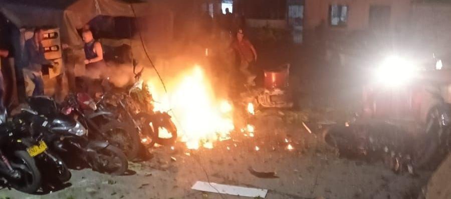 El atentado dejó a un policía herido y daños materiales, según informe de las autoridades en Antioquia. 