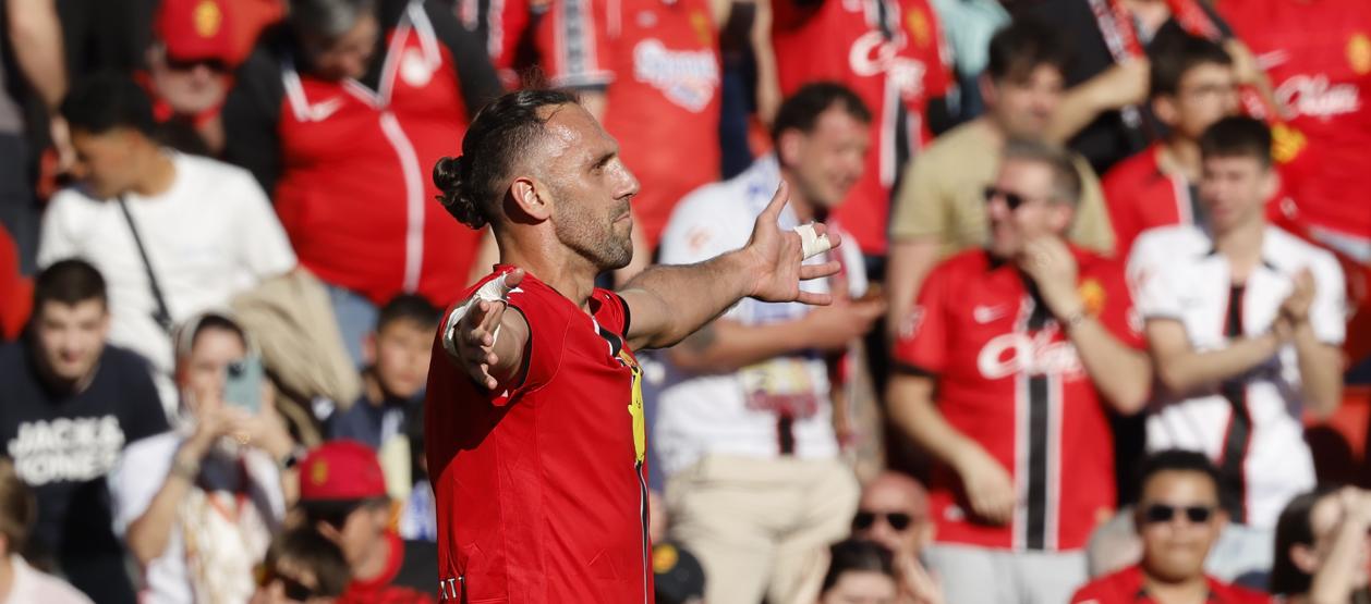 Vedat Muriqi celebra el gol que le dio la victoria al Mallorca sobre el Real Madrid.