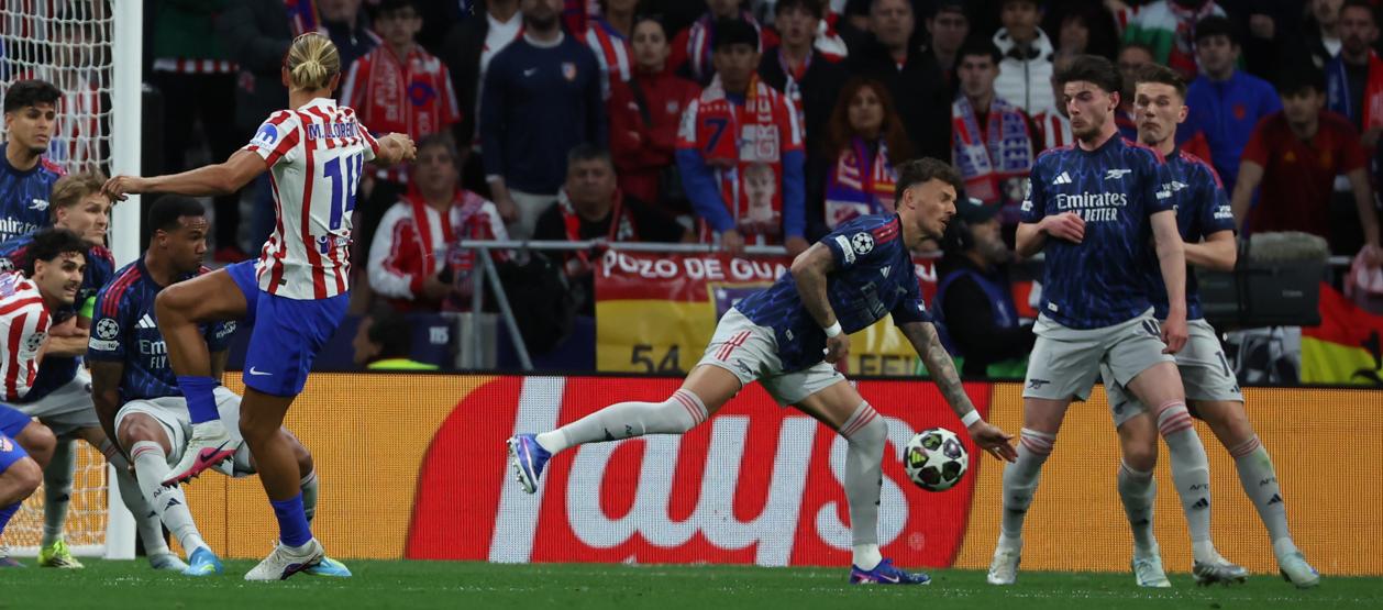 La mano dentro del área de Ben White sancionada como penalti para el Atlético de Madrid.