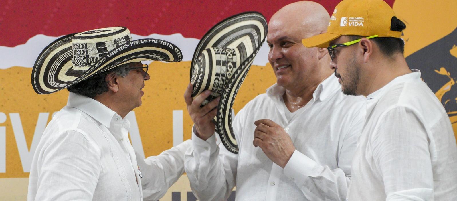 Presidente Gustavo Petro junto a Salvatore Mancuso y Juan Felipe Harman, director de la ANT.