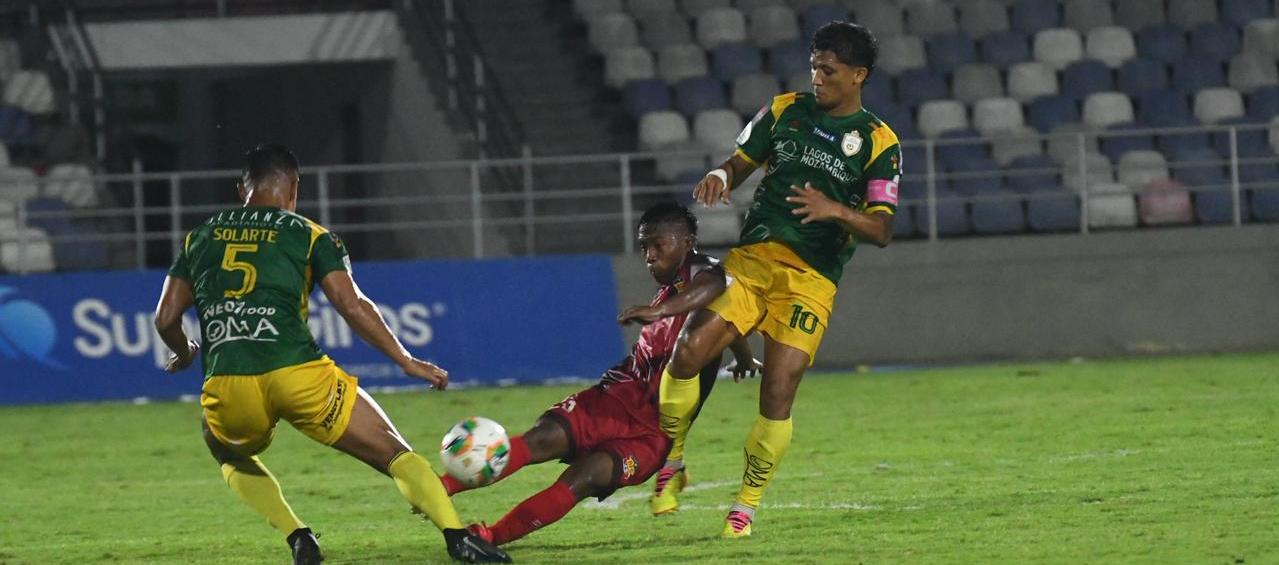 Phillippe Oviedo, jugador del Barranquilla FC, disputa el balón con Fredy Montero y Jheison Solarte.
