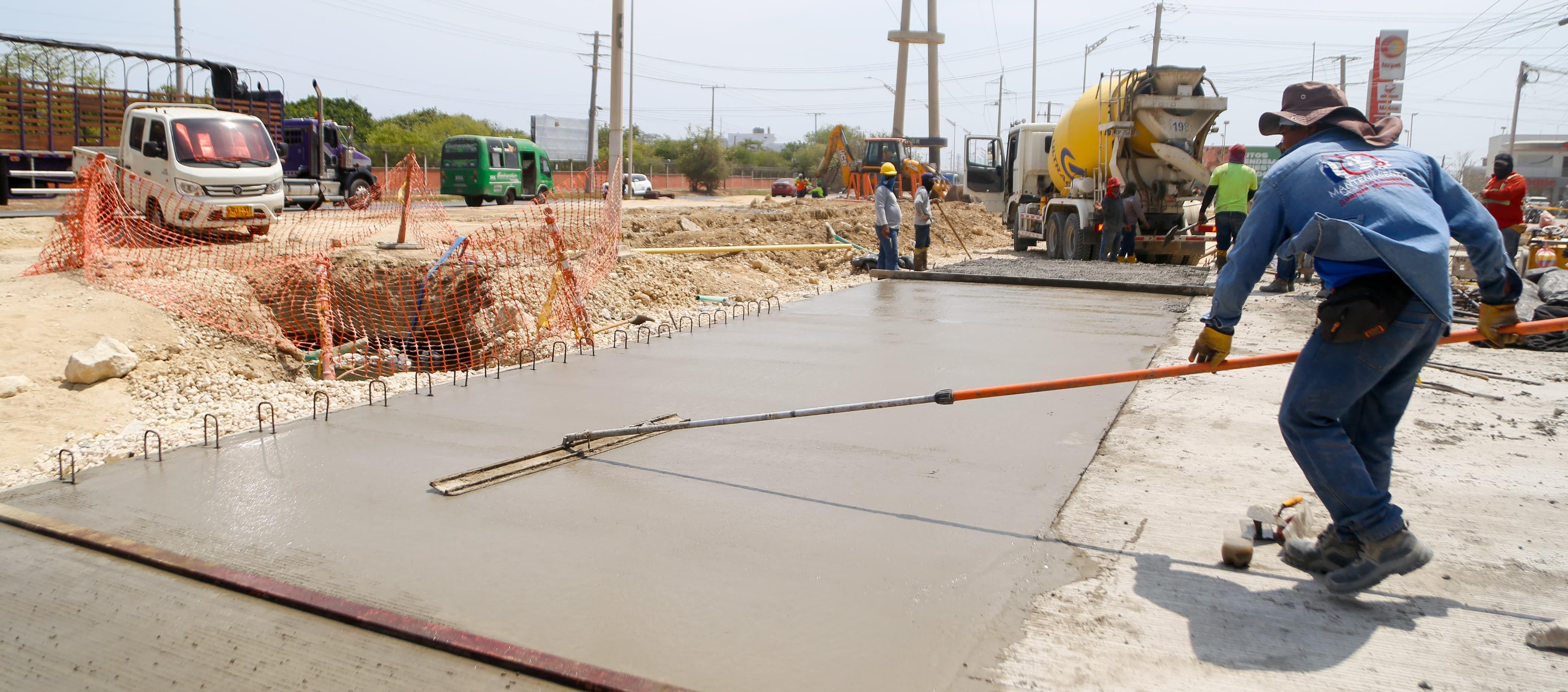 Personal trabajando en la obra de pavimentación en Soledad.