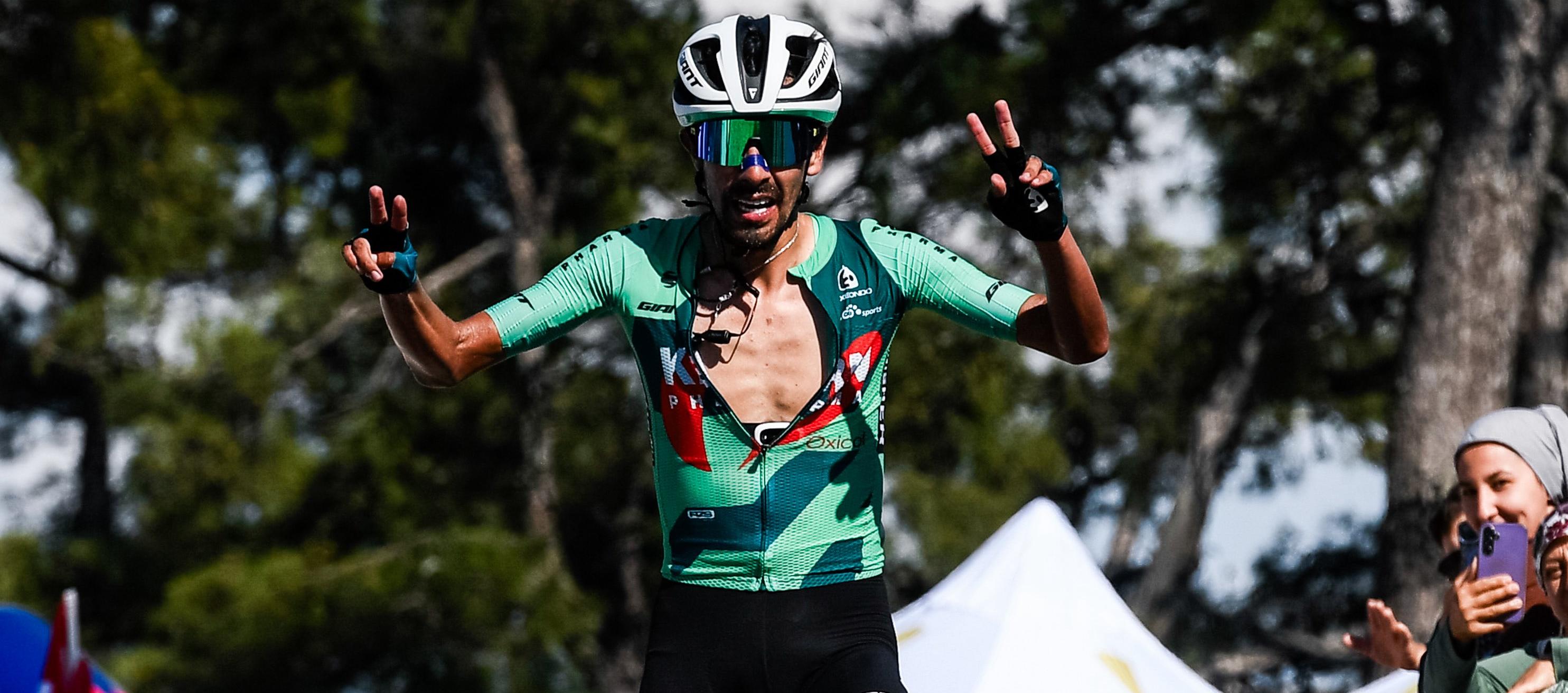 Iván Sosa cruza en solitario la meta en la etapa del martes.