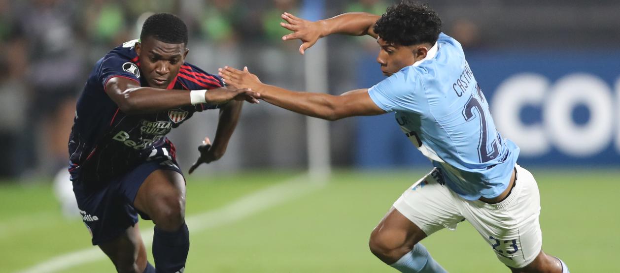 Joel Canchimbo intenta desbordar a Maxloren Castro.