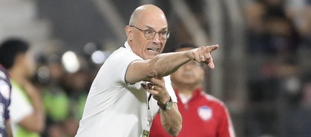Alfredo Arias, técnico del Junior, durante el partido contra Sporting Cristal.