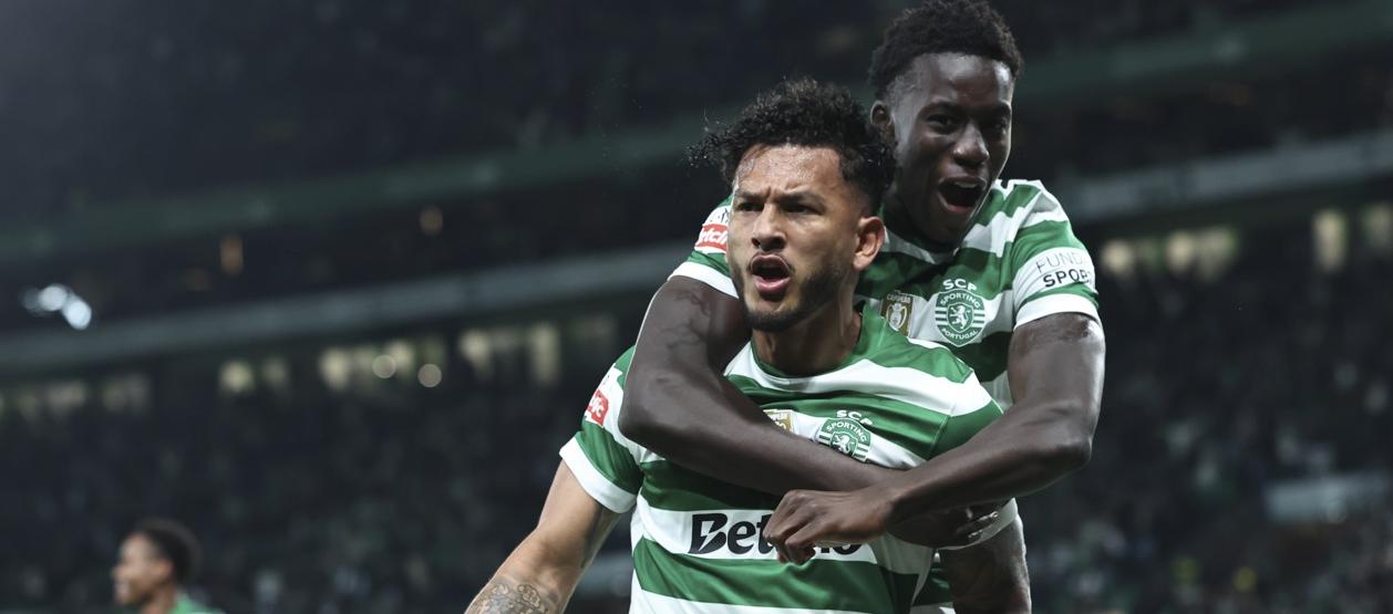 Luis Suárez celebra con su compañero de equipo Salvador Blopa. 