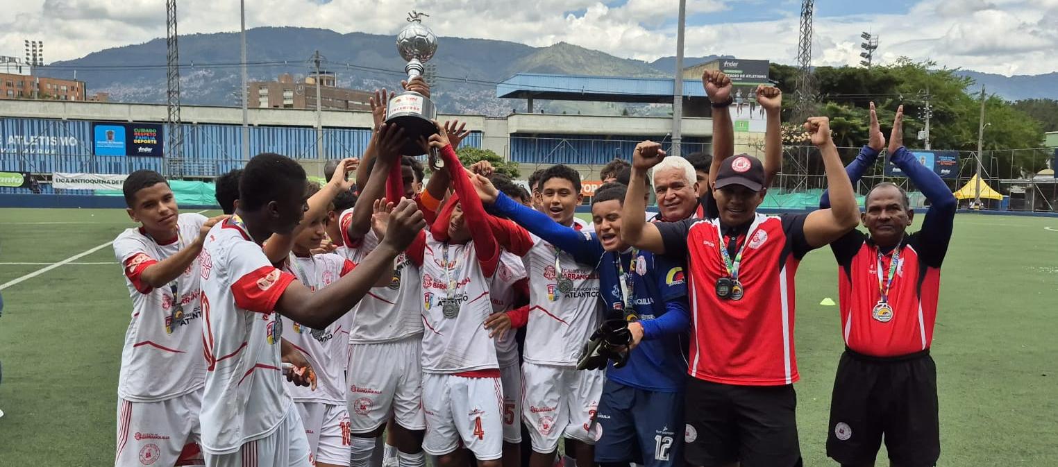 Integrantes de la Selección Atlántico sub-13 con el trofeo de subcampeón. 
