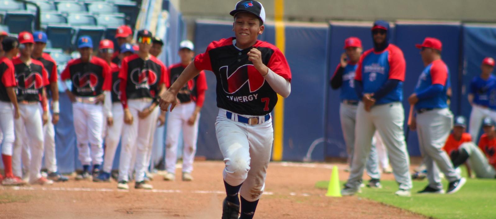 Los jóvenes peloteros fueron sometidos a pruebas de velocidad.