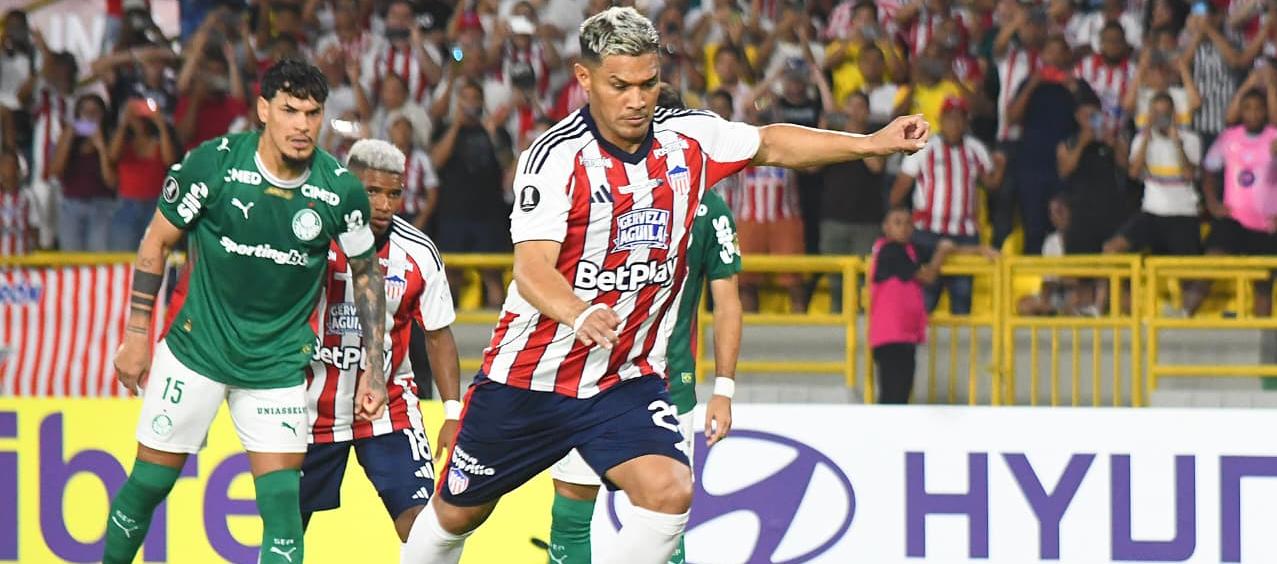 Teófilo Gutiérrez ejecutando la pena máxima que terminó en gol contra Palmeiras.