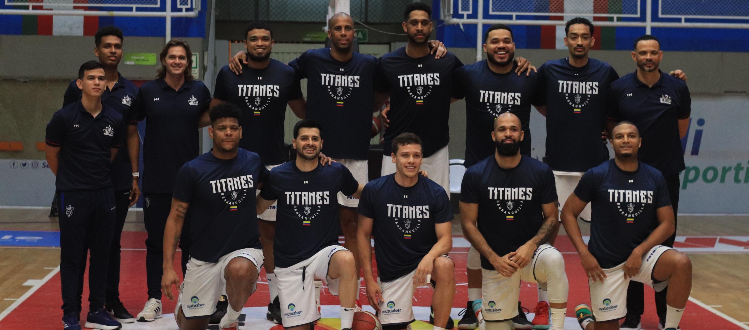 Titanes con el equipo que consiguió su noveno título, en el primer semestre de 2024. 