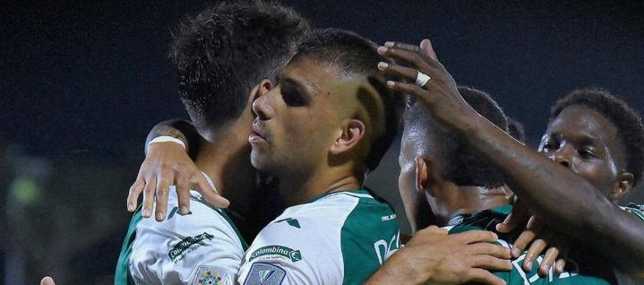 El exjuniorista Steven 'Titi' Rodríguez celebra uno de sus goles con sus compañeros.