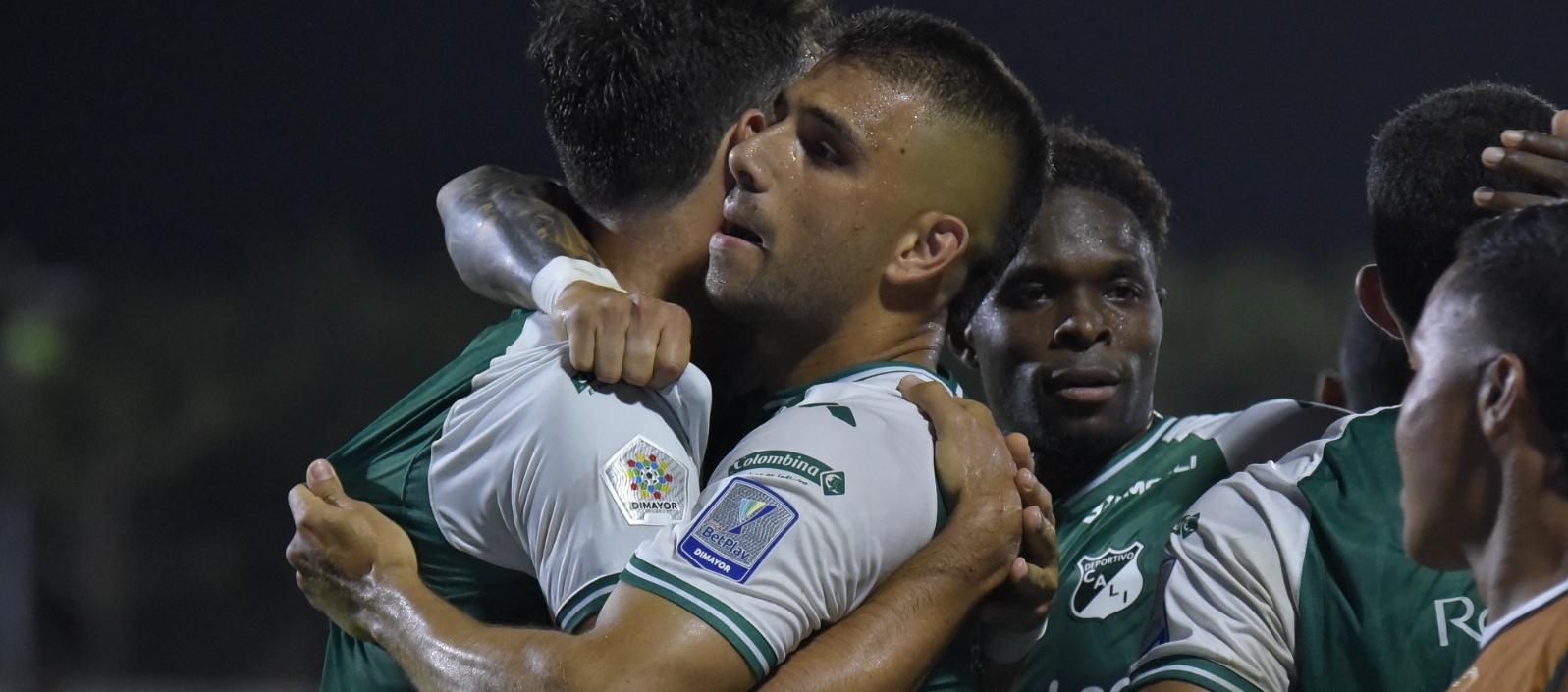 El exjuniorista Steven 'Titi' Rodríguez celebra uno de sus goles con sus compañeros.