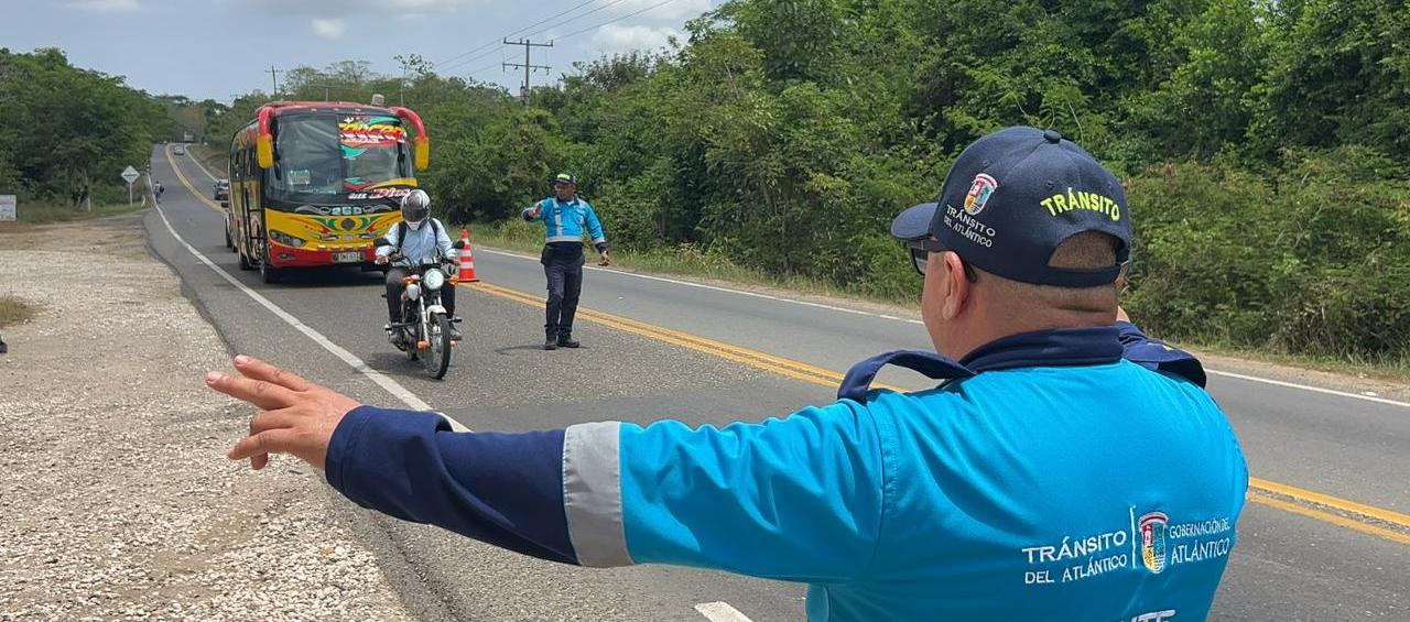 Agentes de tránsito haciendo control en las vías en el Atlántico. 