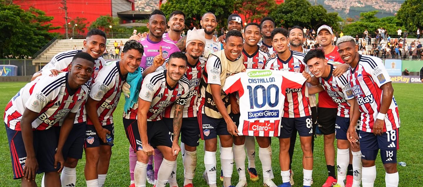 Carlos Bacca y sus compañeros tras el triunfo de Junior sobre Águilas Doradas. 