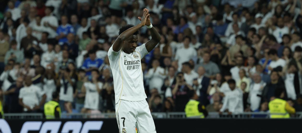 El brasileño Vinicius pide perdón a la afición del Real Madrid tras marcar el segundo gol.