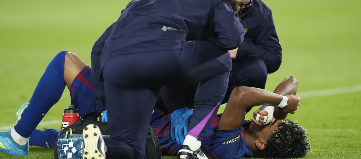 Lamine Yamal tendido el gramado tras lesionarse contra el Celta.