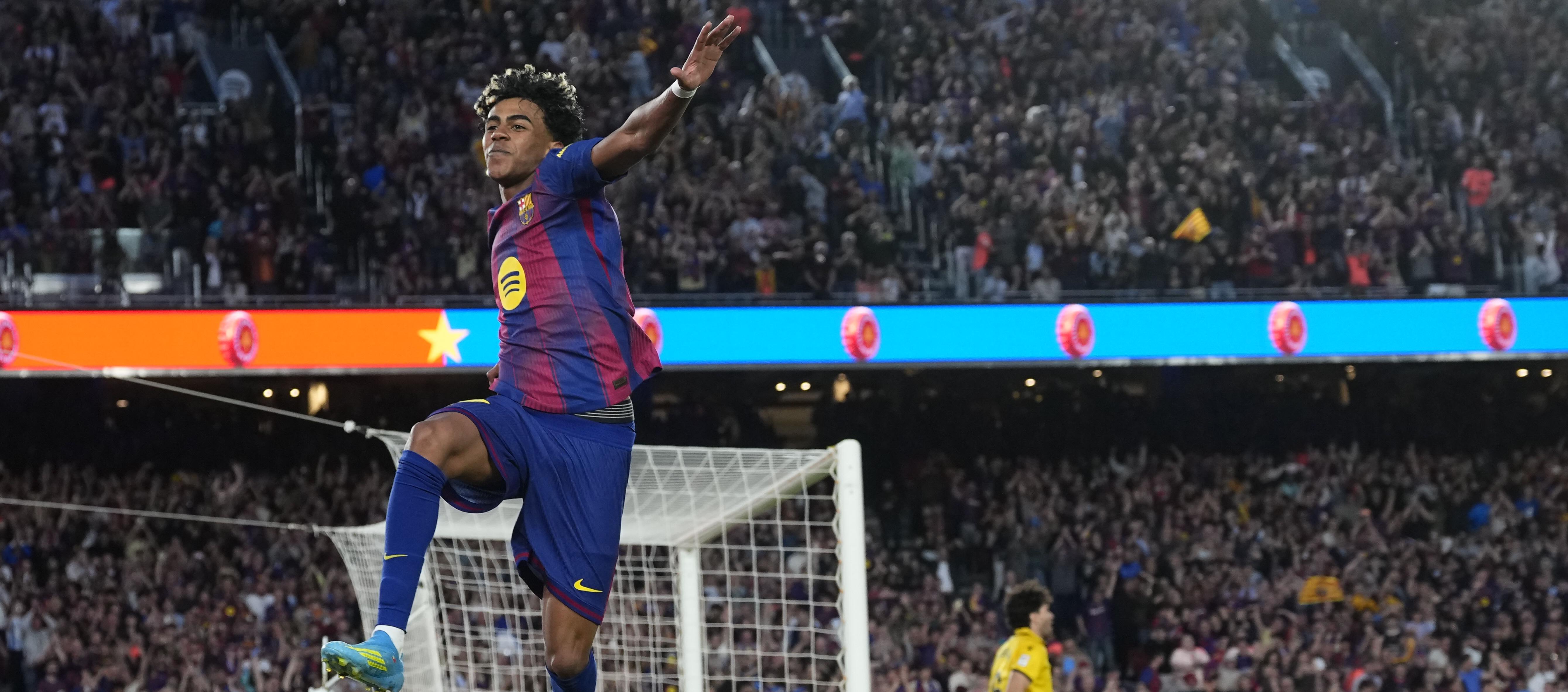 Lamine Yamal celebra tras marcar el tercer gol del Barcelona. 
