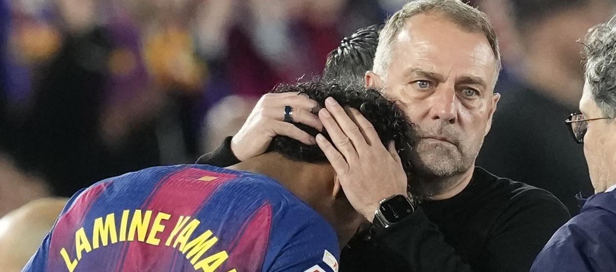 Lamine Yamal, autor del gol del Barcelona, es consolado por el técnico Hansi Flick tras salir de la cancha por lesión.