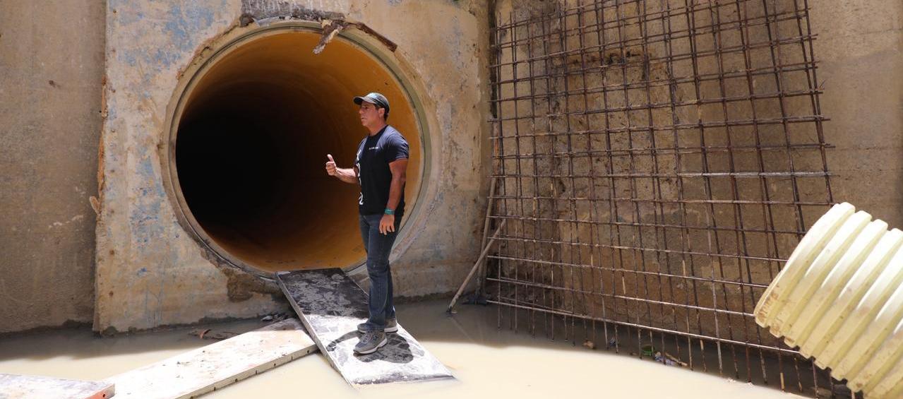 El alcalde Alejandro Char inspeccionando la obra.  