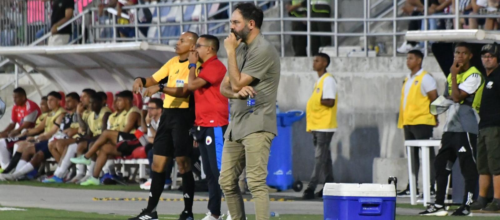 El español Jonatan Risueño, técnico del Pasto, durante el partido contra Junior. 
