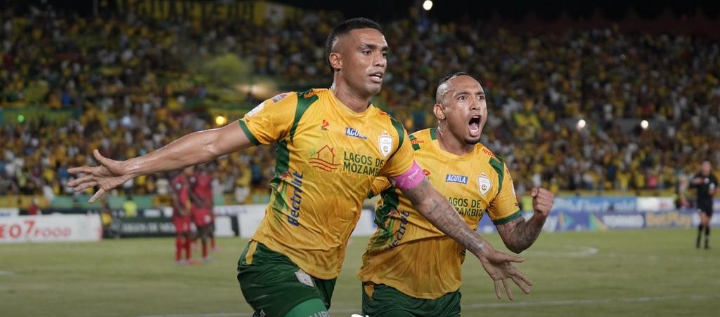 Mauro Manotas y Jarlan Barrera celebran el gol del triunfo del Real Cartagena.