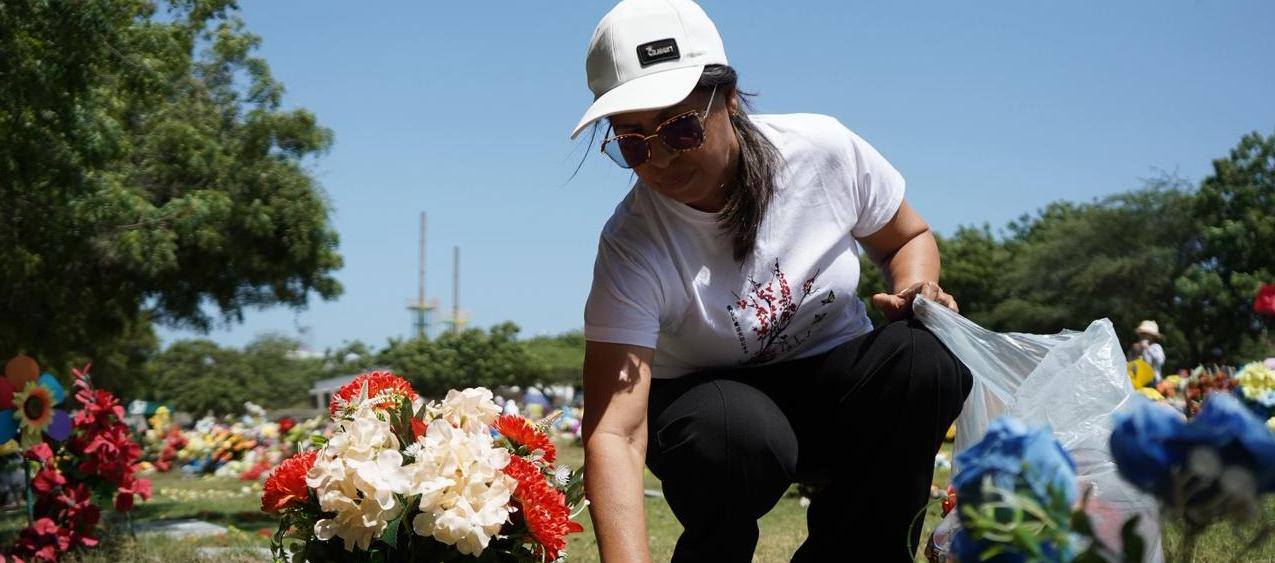 La visita de familiares a sus mamás en los cementerios. 