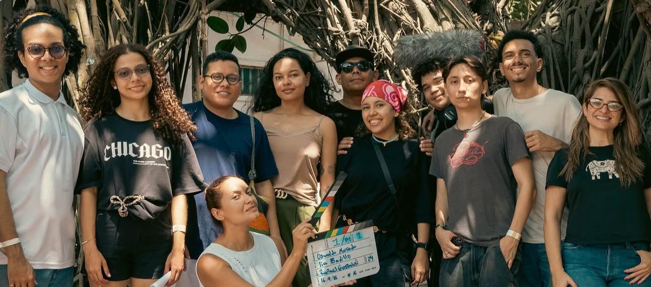 Liannys Badillo, guionista y directora del cortometraje junto al equipo de trabajo. 