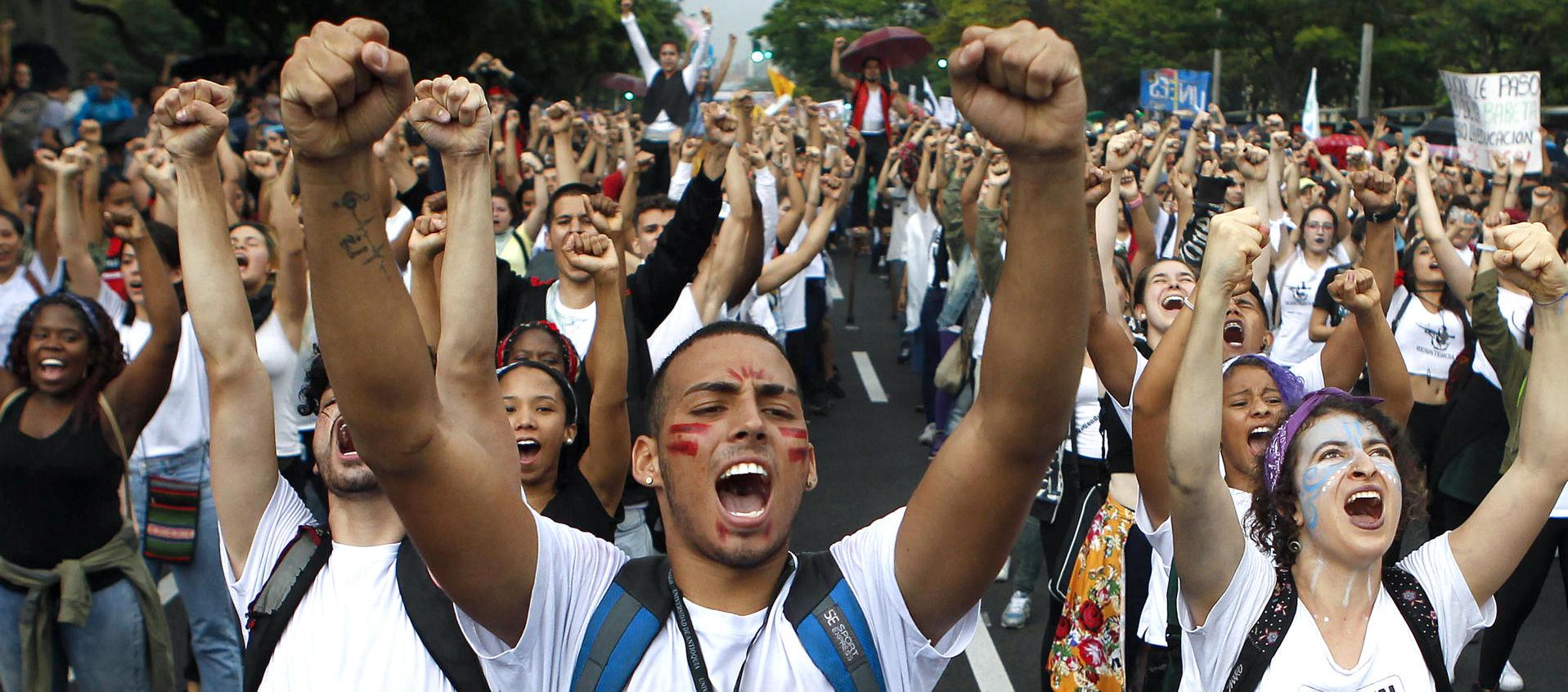 Colombianos se alistan para una jornada de votación. 