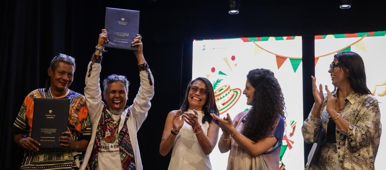 Representantes de la comunidades recibiendo la resolución. 