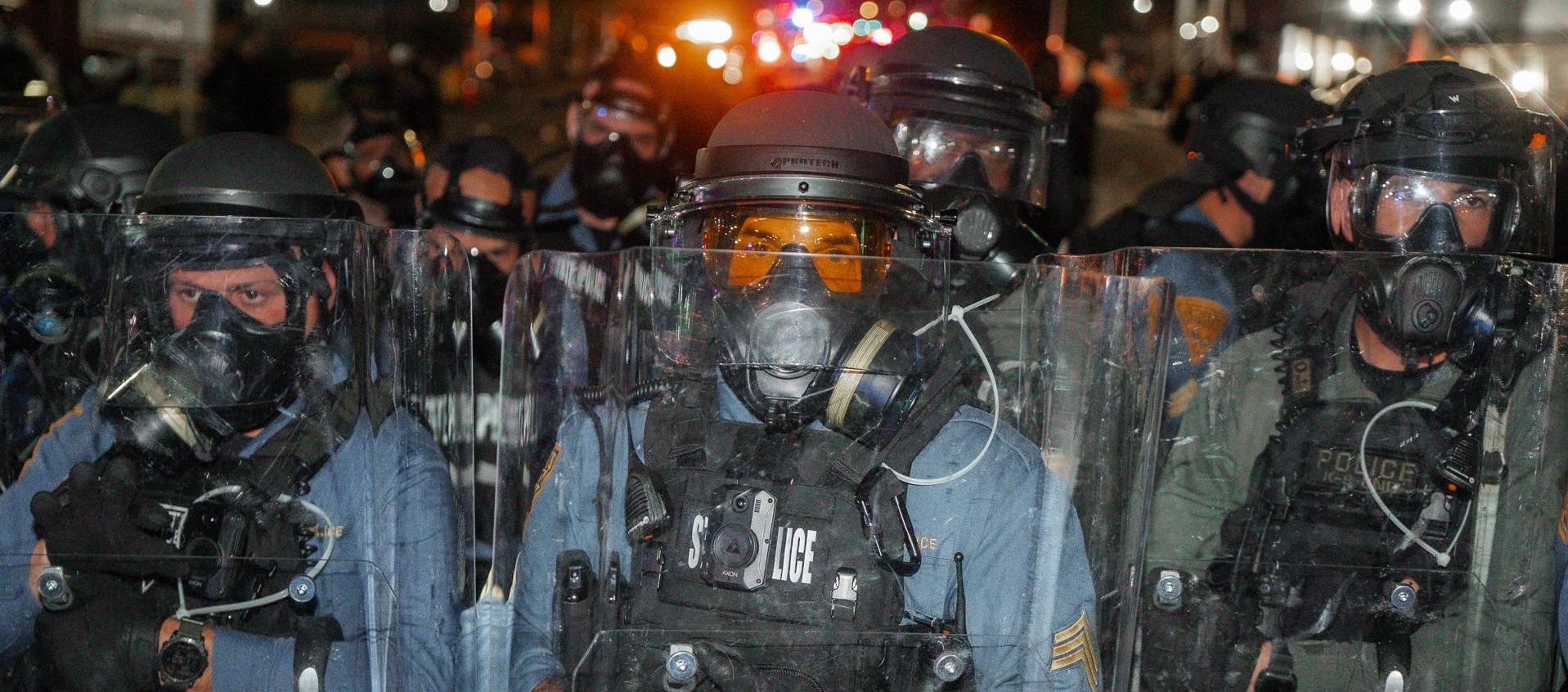 Los aledaños del centro de detención de inmigrantes Delaney Hall en Newark, Nueva Jersey, vivieron el sábado una tensa jornada.