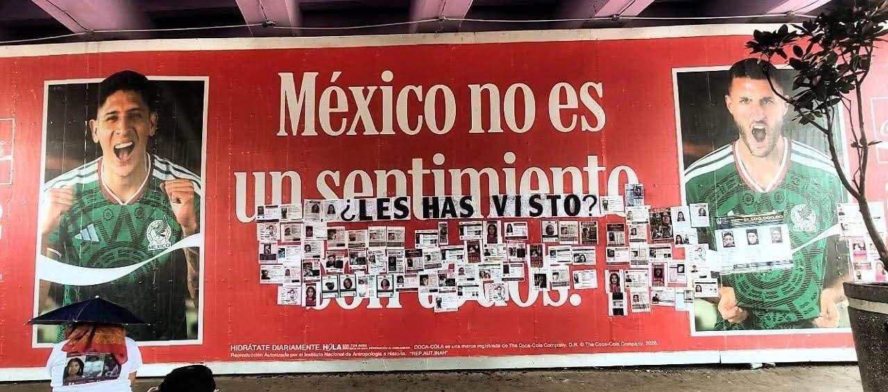 Familias de desaparecidos en México pegan fichas de búsqueda en el Estadio inaugural del Mundial.