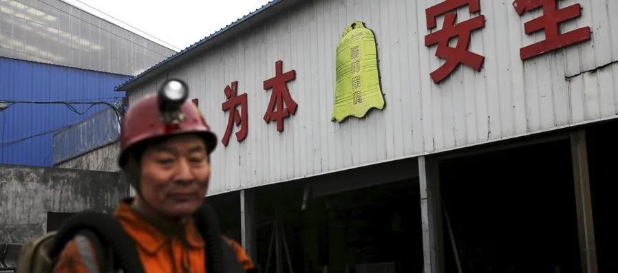 Un miembro de los servicios de rescate en una mina de carbón de la provincia central de Henan.