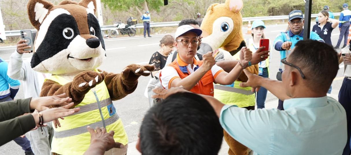 Actividad pedagógica de la ANSV en el peaje de Puerto Colombia, en Atlántico.