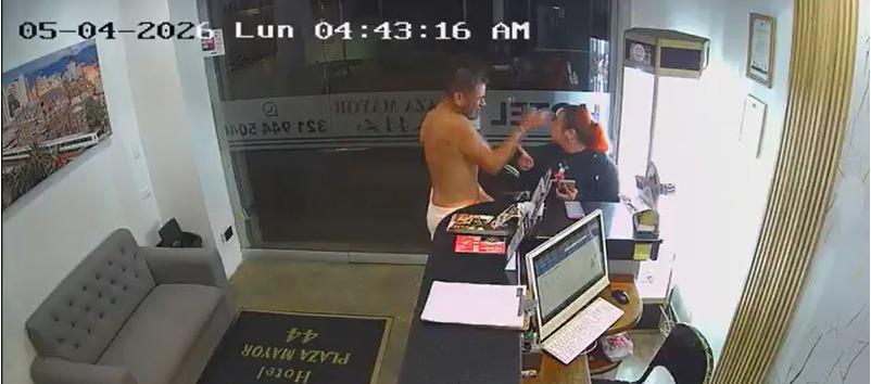 Huésped agrede a empleada de hotel en Medellín.