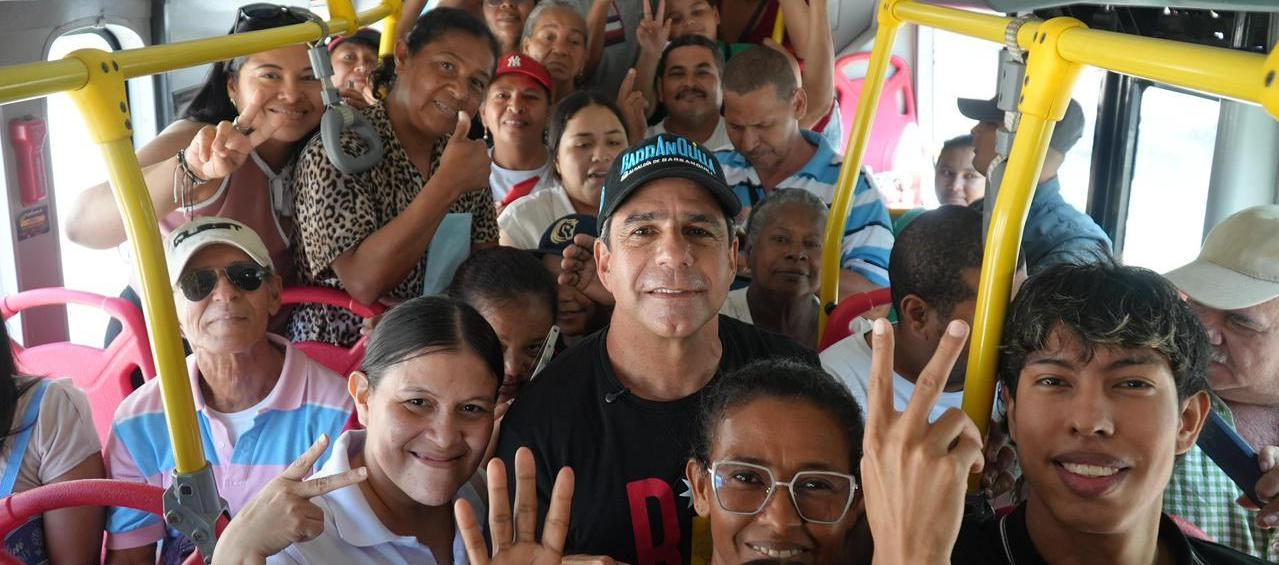 El alcalde Alejandro Char con la ciudadanía en un articulado de Transmetro. 