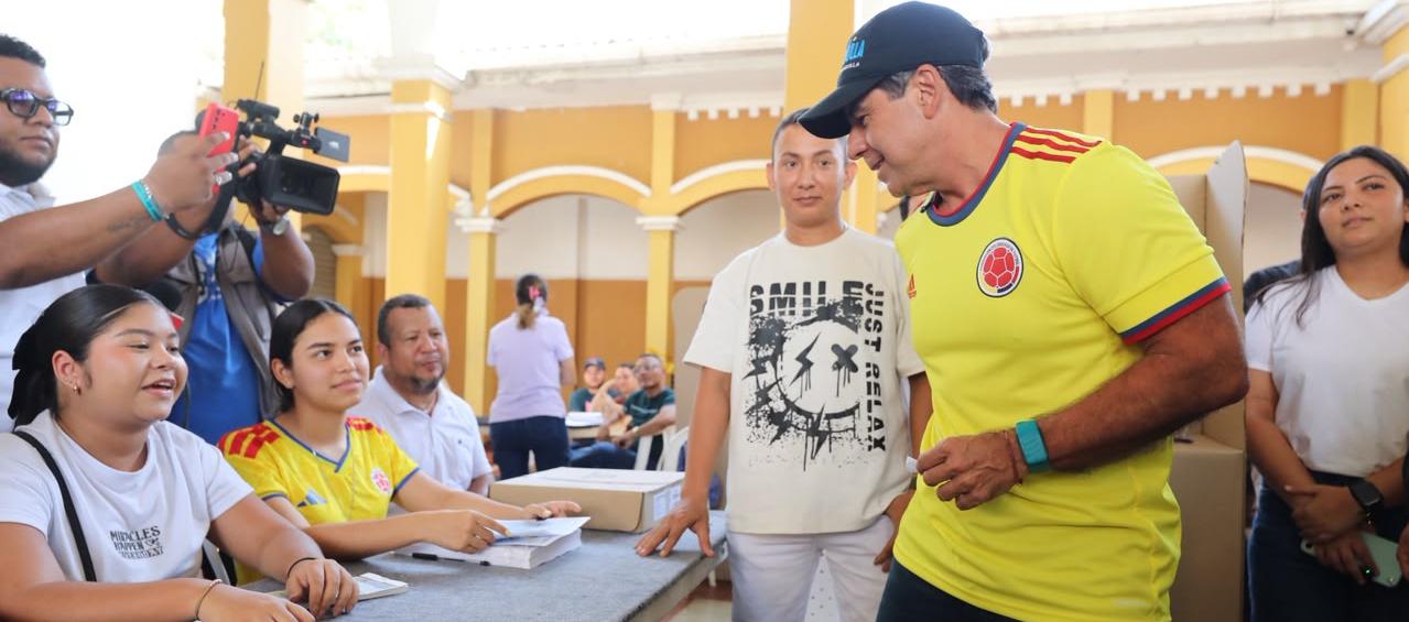 Alejandro Char depositando su voto