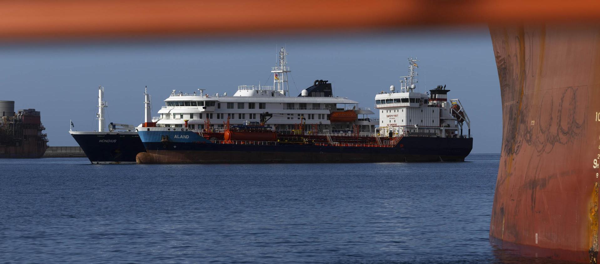 Un barco de abastecimiento proporciona combustible al crucero MV Hondius en España. 