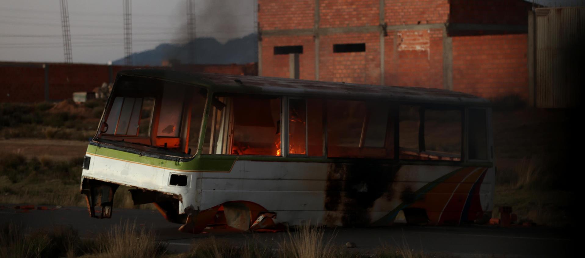 Bus incinerado durante bloqueos en La Paz.