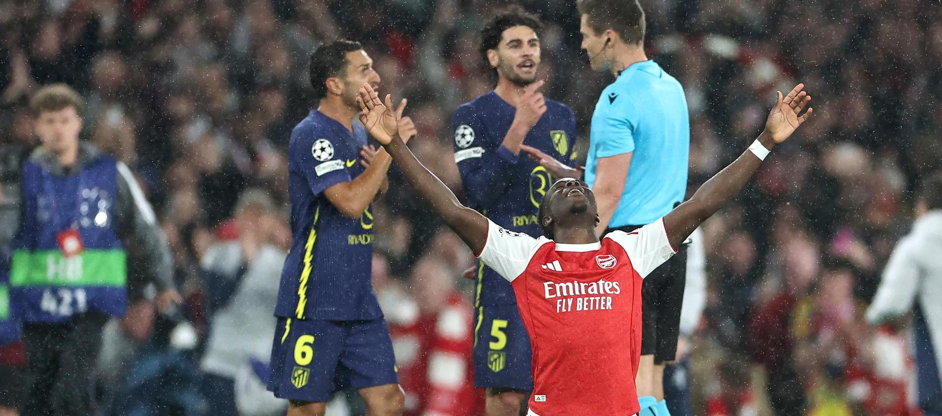 Bukayo Saka celebrando la clasificación de Arsenal.