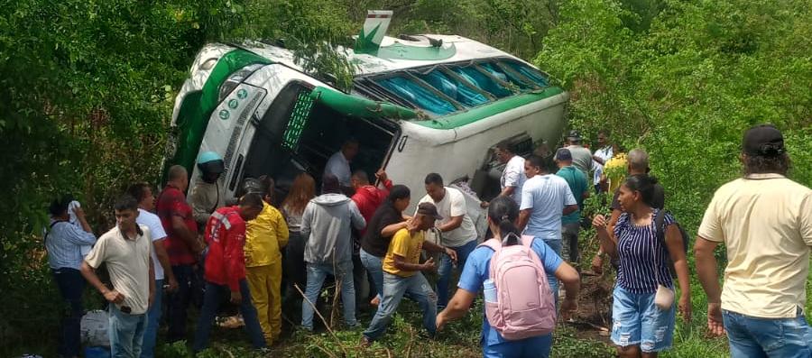 El bus volcado a un lado de la Cordialidad. 