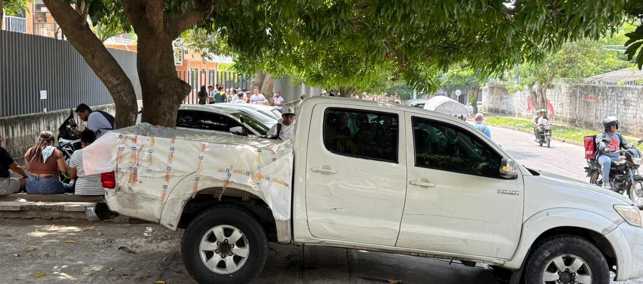 Una camioneta llegó este martes a Medicina Legal llevando un cuerpo sin la respectiva cadena de frío. 