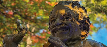 Develan estatua de Gabriel García Márquez en Caracas, Venezuela.