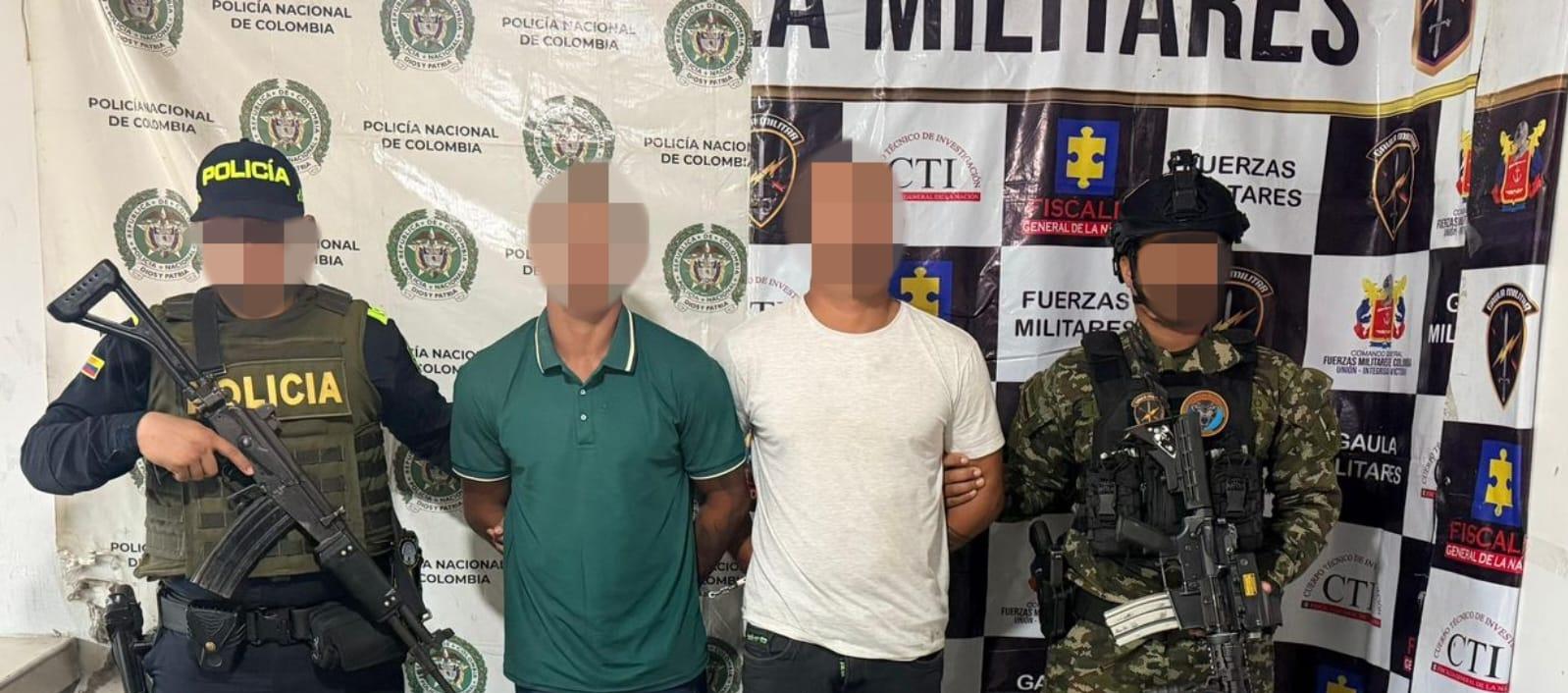 Los dos capturados en el operativo. 