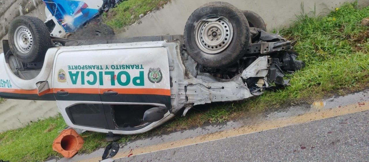 Camioneta de la Policía volcada. 