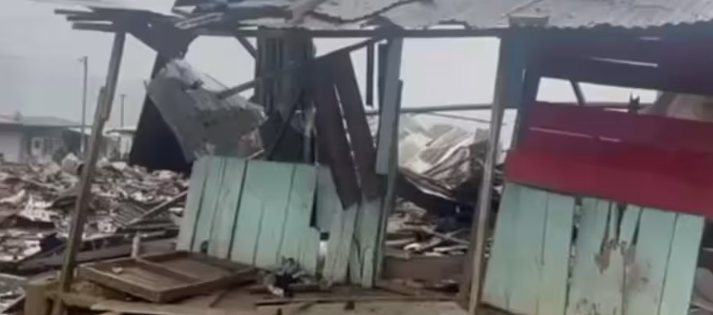La caseta destruida tras la fuerte explosión. 