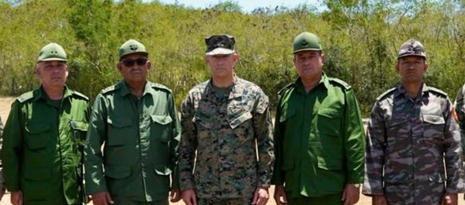 Comandante, general Francis L. Donovan (c), posando con el jefe del Estado Mayor General de Cuba, general Roberto Legrá. 